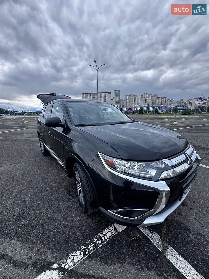 Mitsubishi Outlander 2018 photo 2