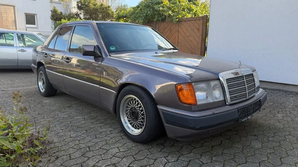 Mercedes-Benz 230E