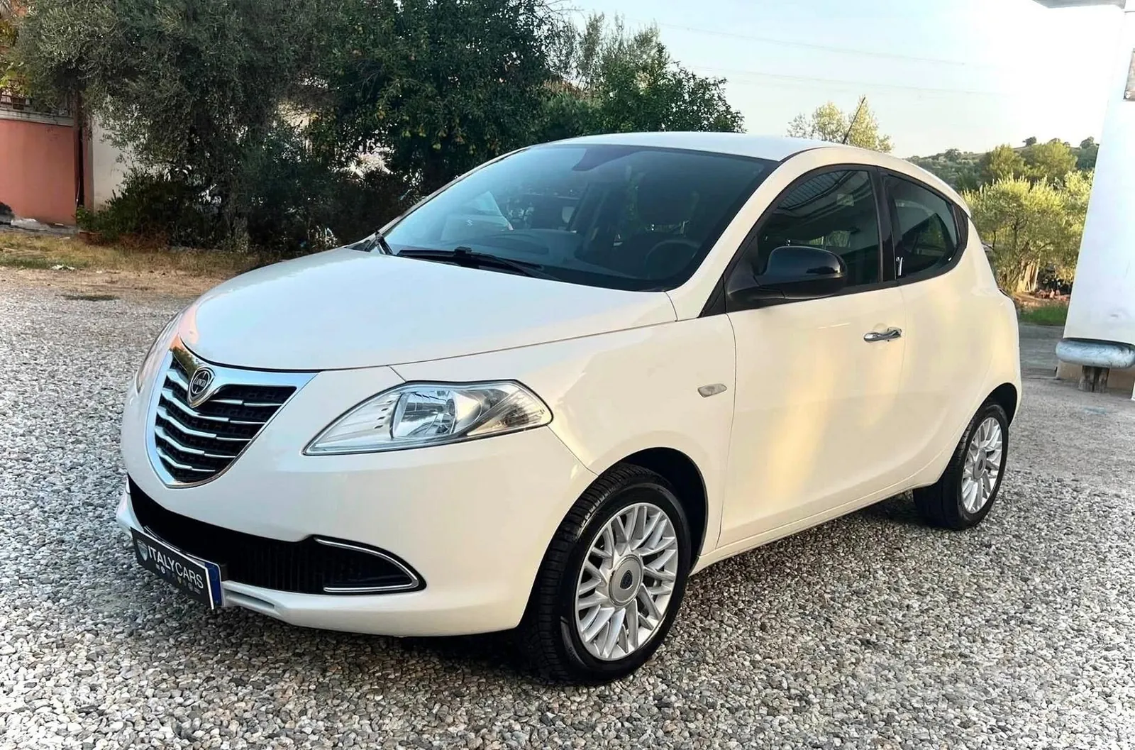 Lancia Ypsilon 2015 photo 2