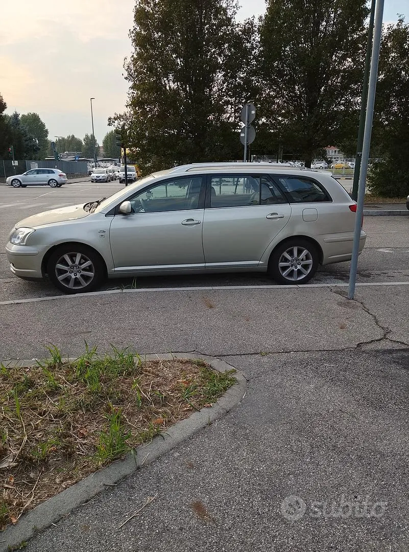 Toyota Avensis 2004 photo 2