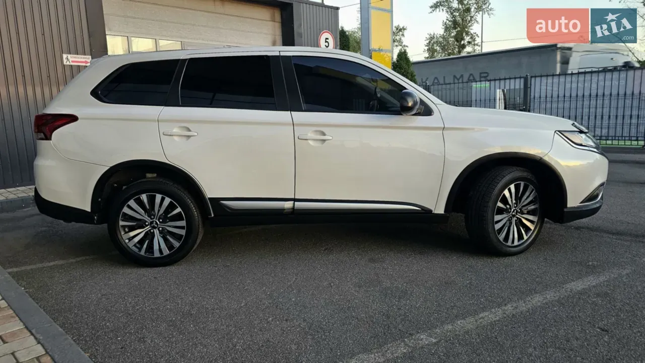 Mitsubishi Outlander 2019 photo 2