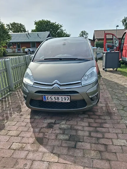 Citroen Grand C4 Picasso 2010 photo 2
