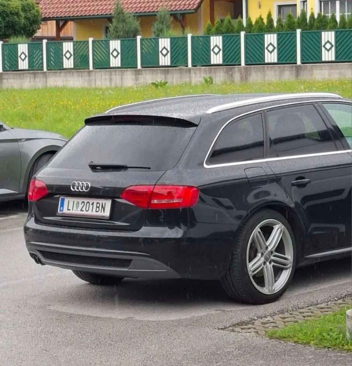 Audi A4 2011 photo 2