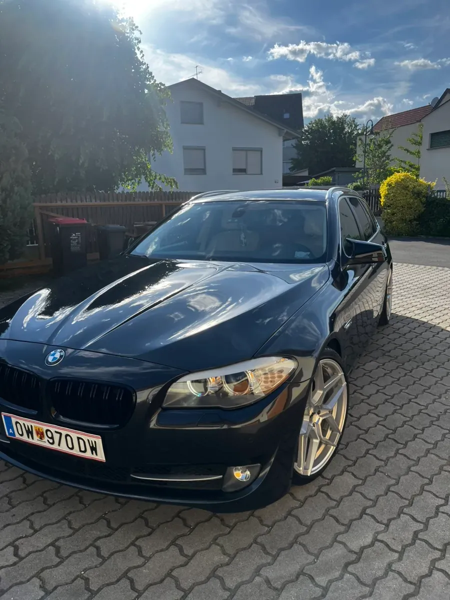 BMW 5 Series Touring 2012 photo 3