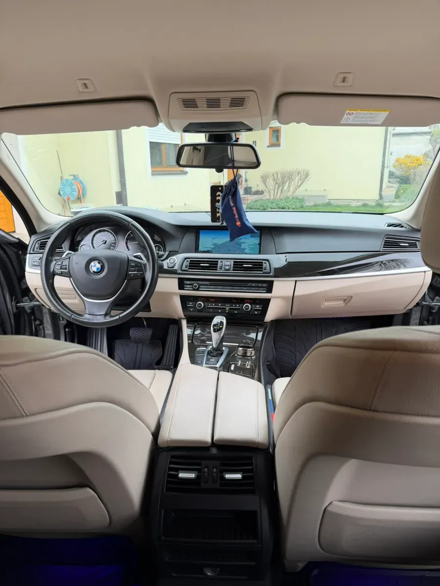 BMW 5 Series Touring 2012 photo 2