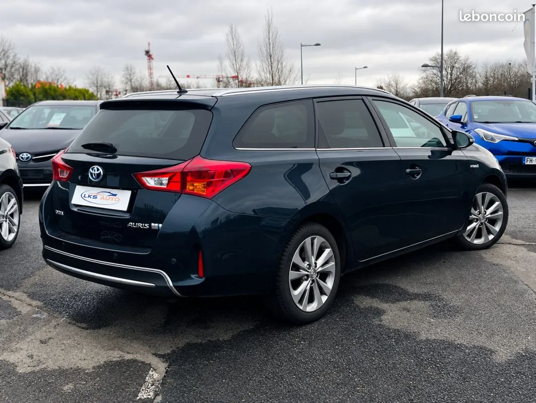 Toyota Auris Touring Sports 2014 photo 2