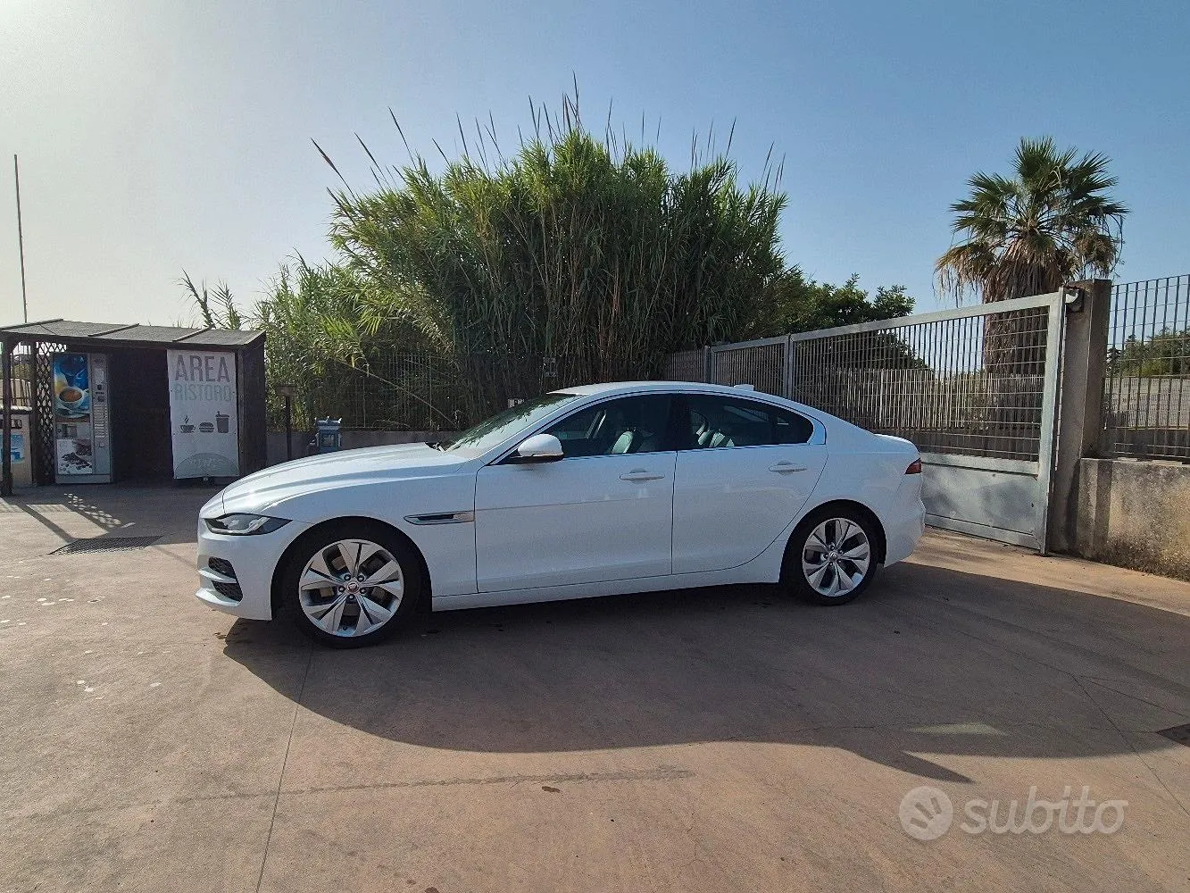 Jaguar Xe 2019 photo 2