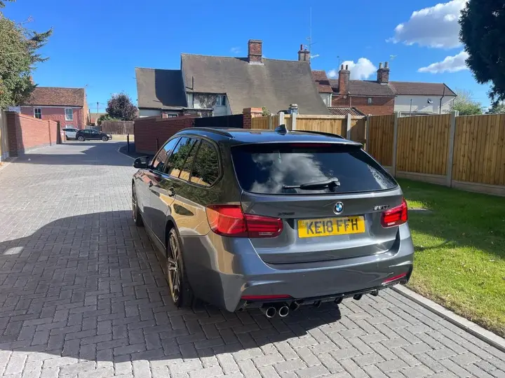 BMW 3 Series 2018 photo 2