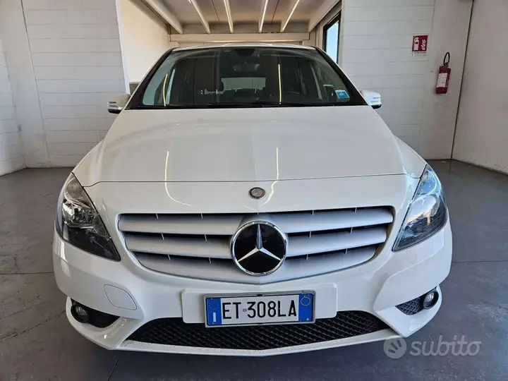 Mercedes-Benz B 180 2013 photo 2