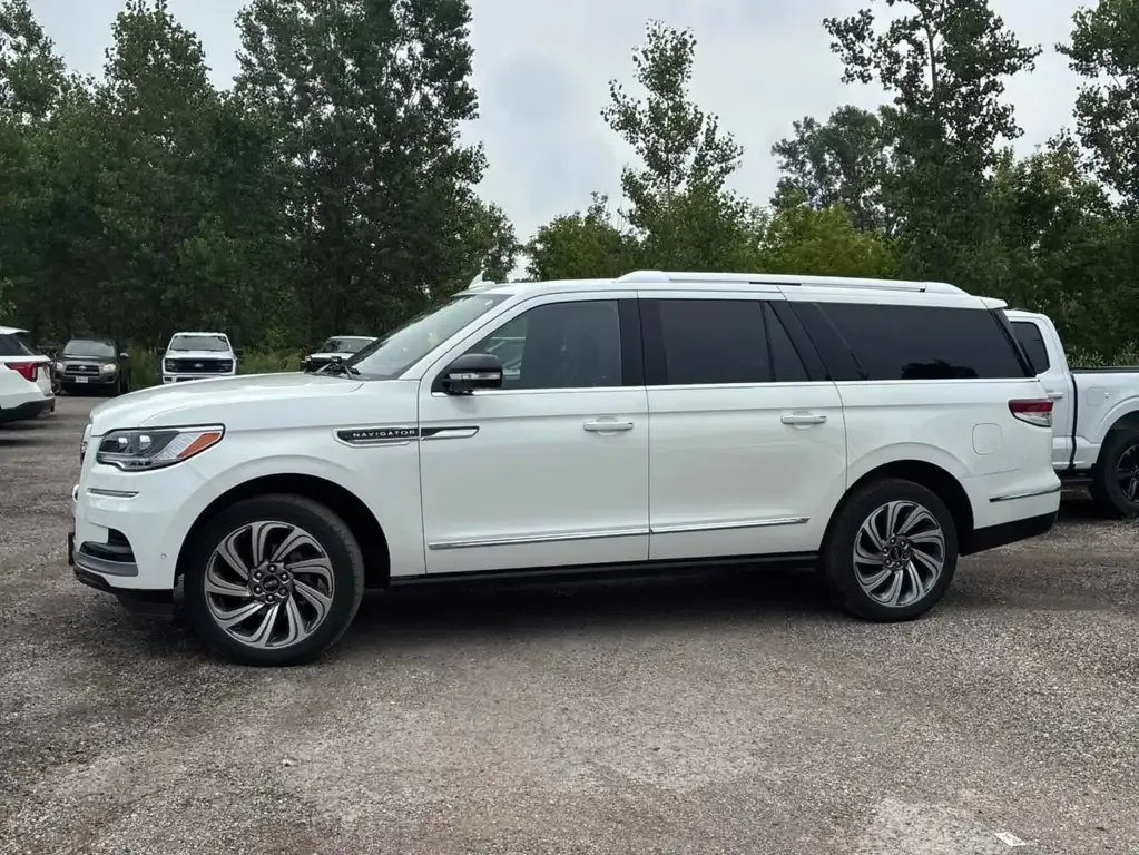 Lincoln Navigator 2024 photo 3
