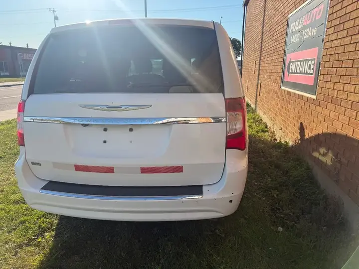 Chrysler Town & Country 2016 photo 5