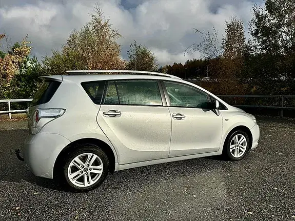 Toyota Verso 2011 photo 2
