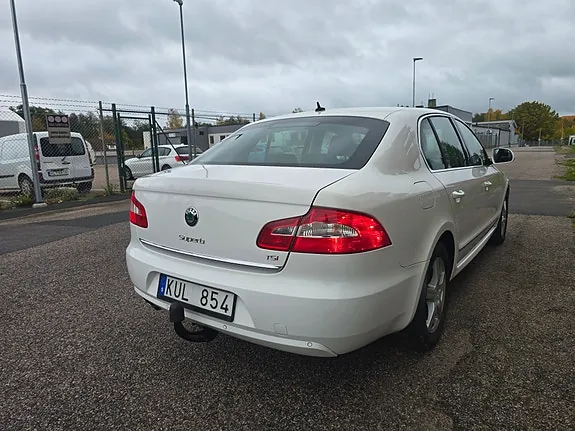 Skoda Superb 2011 photo 3