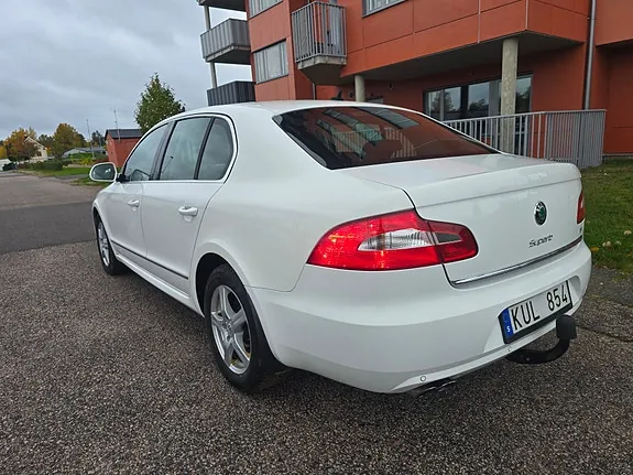 Skoda Superb 2011 photo 4