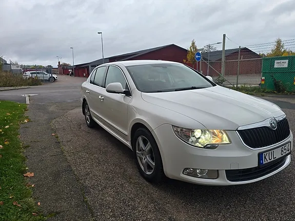 Skoda Superb 2011 photo 2