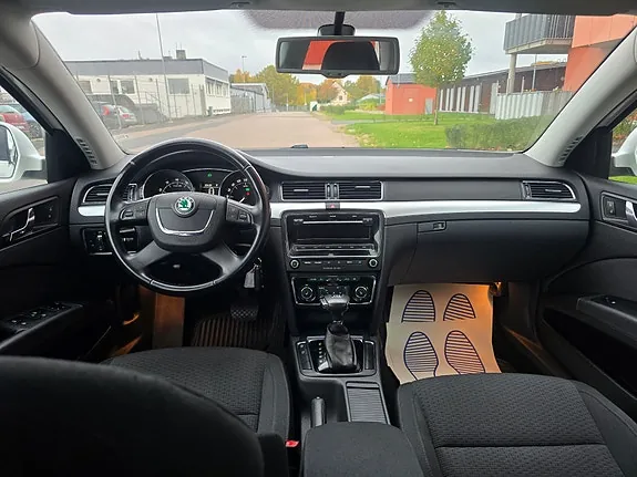 Skoda Superb 2011 photo 5