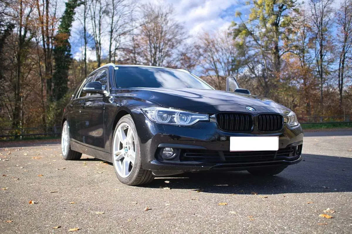 BMW 3 Series 2018 photo 3