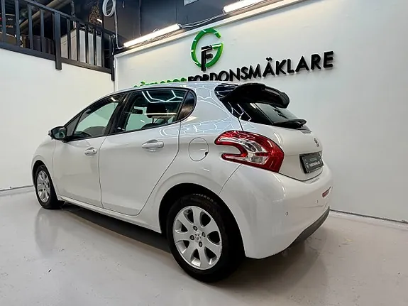 Peugeot 208 2015 photo 2