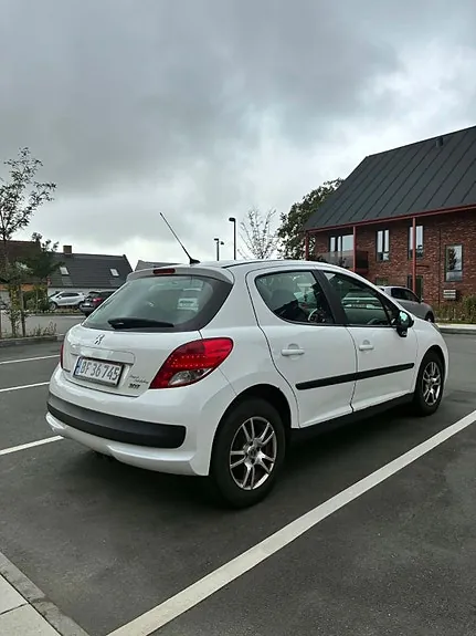 Peugeot 207 2010 photo 5