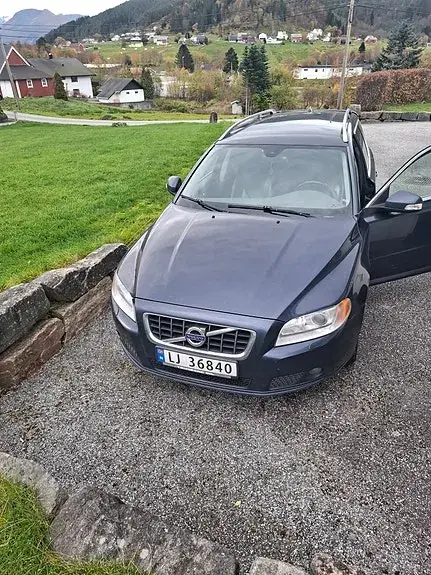 Volvo V70 2010 photo 2