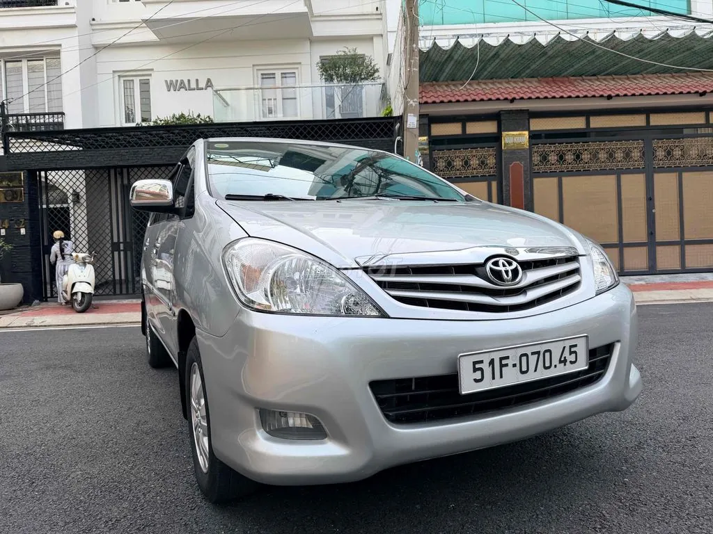 Toyota Innova 2011 photo 2