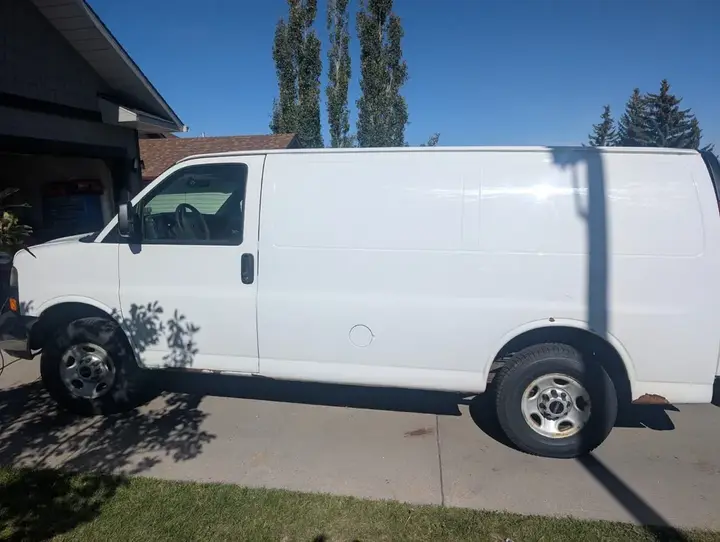 GMC Savana 2012 photo 2