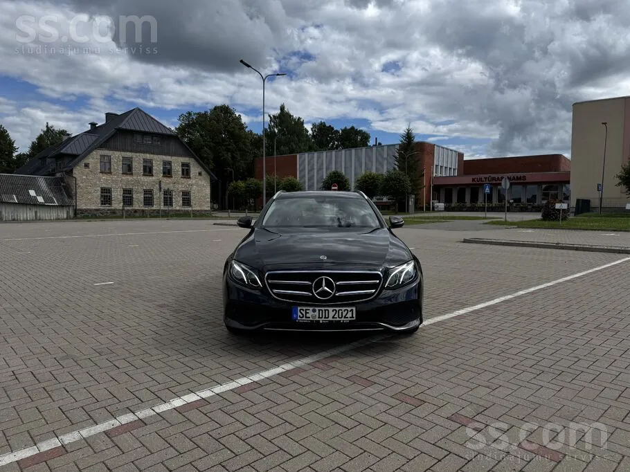Mercedes-Benz E220 2019 photo 2
