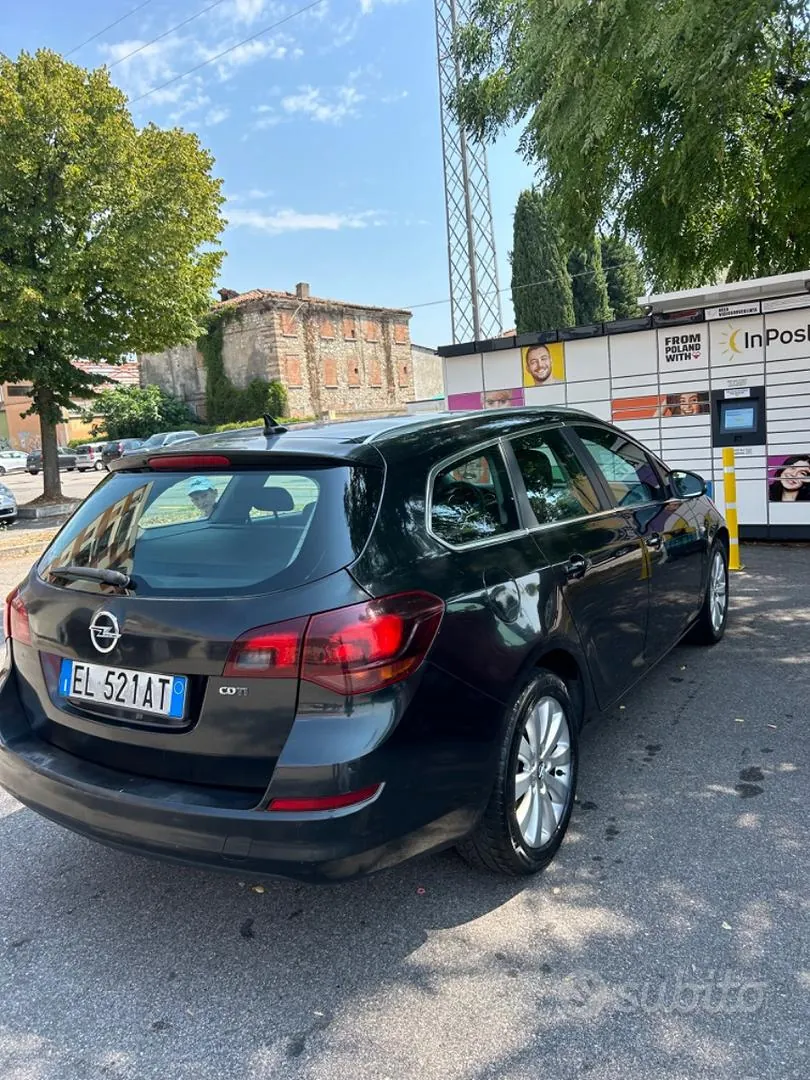 Opel Astra 2012 photo 2