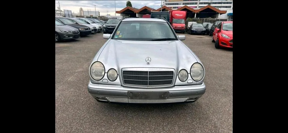Mercedes-Benz W210