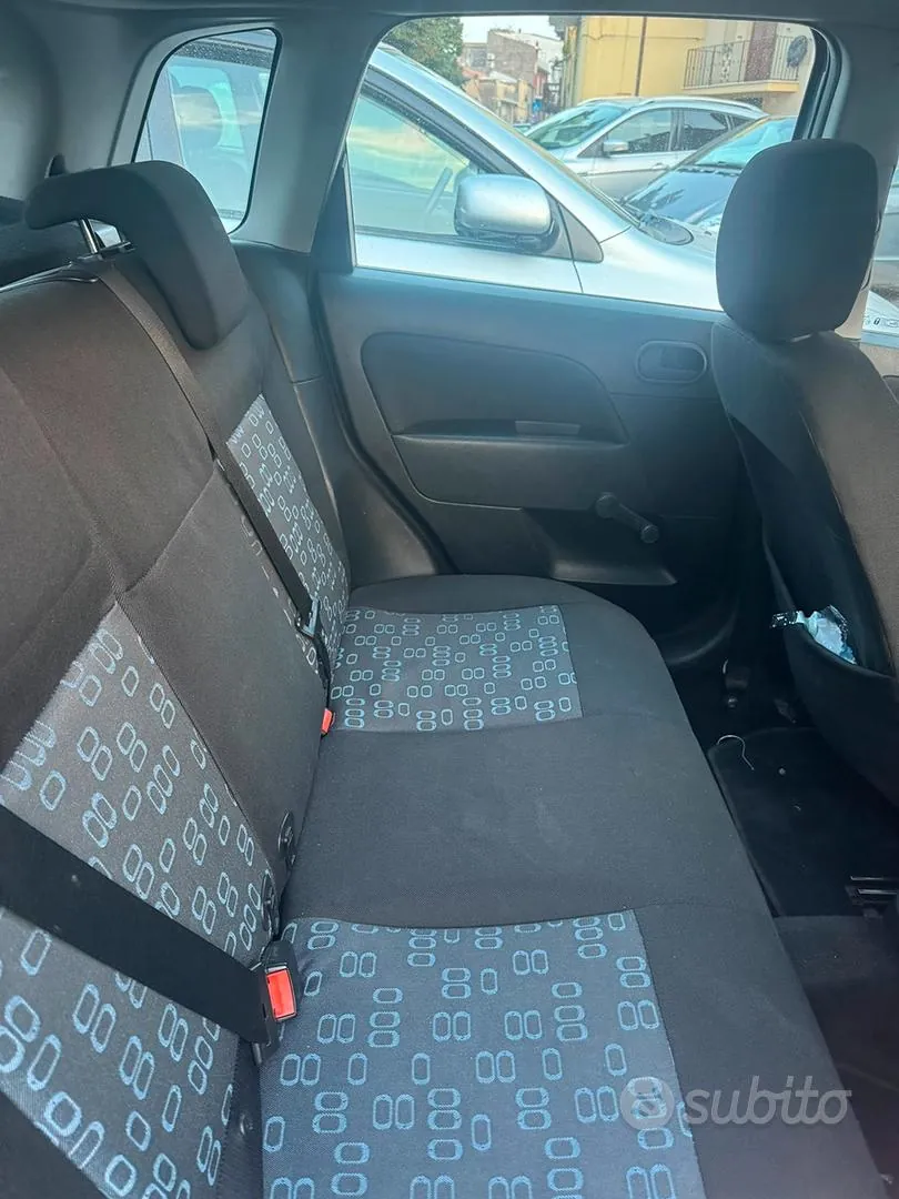 Ford Fiesta 2004 photo 4