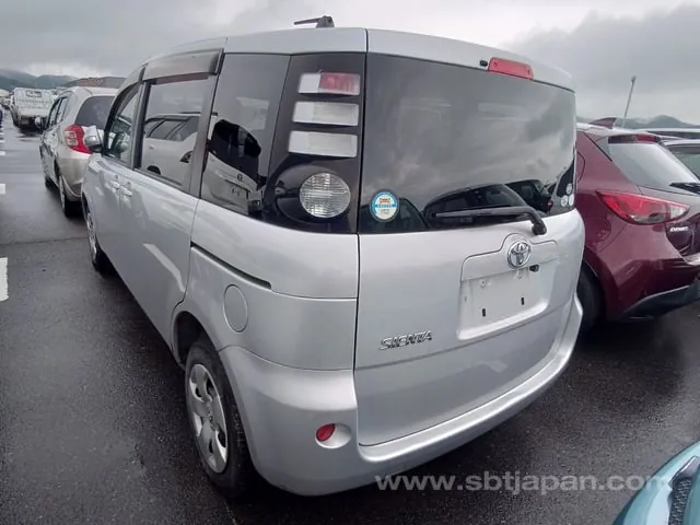 Toyota Sienta 2008 photo 3