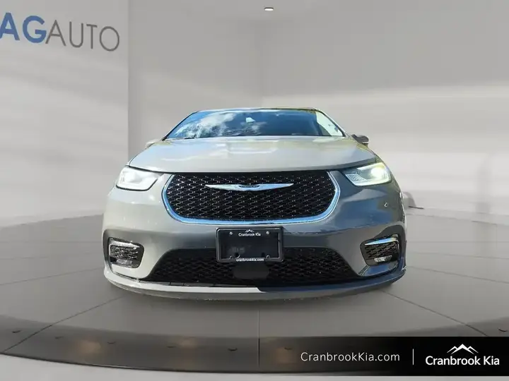 Chrysler Pacifica 2023 photo 2
