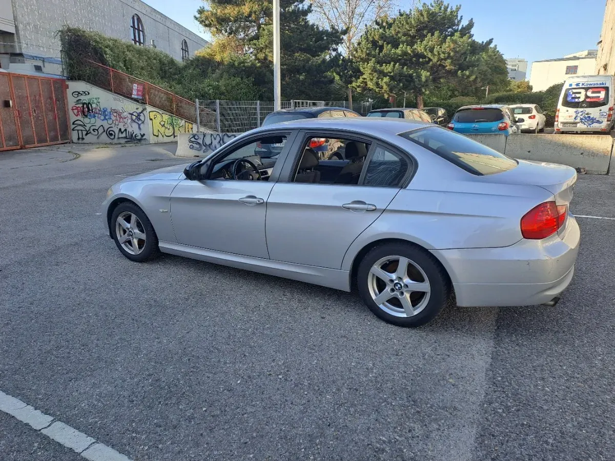 BMW 3 Series 2009 photo 3