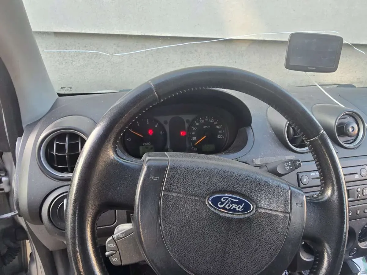 Ford Fiesta 2003 photo 2