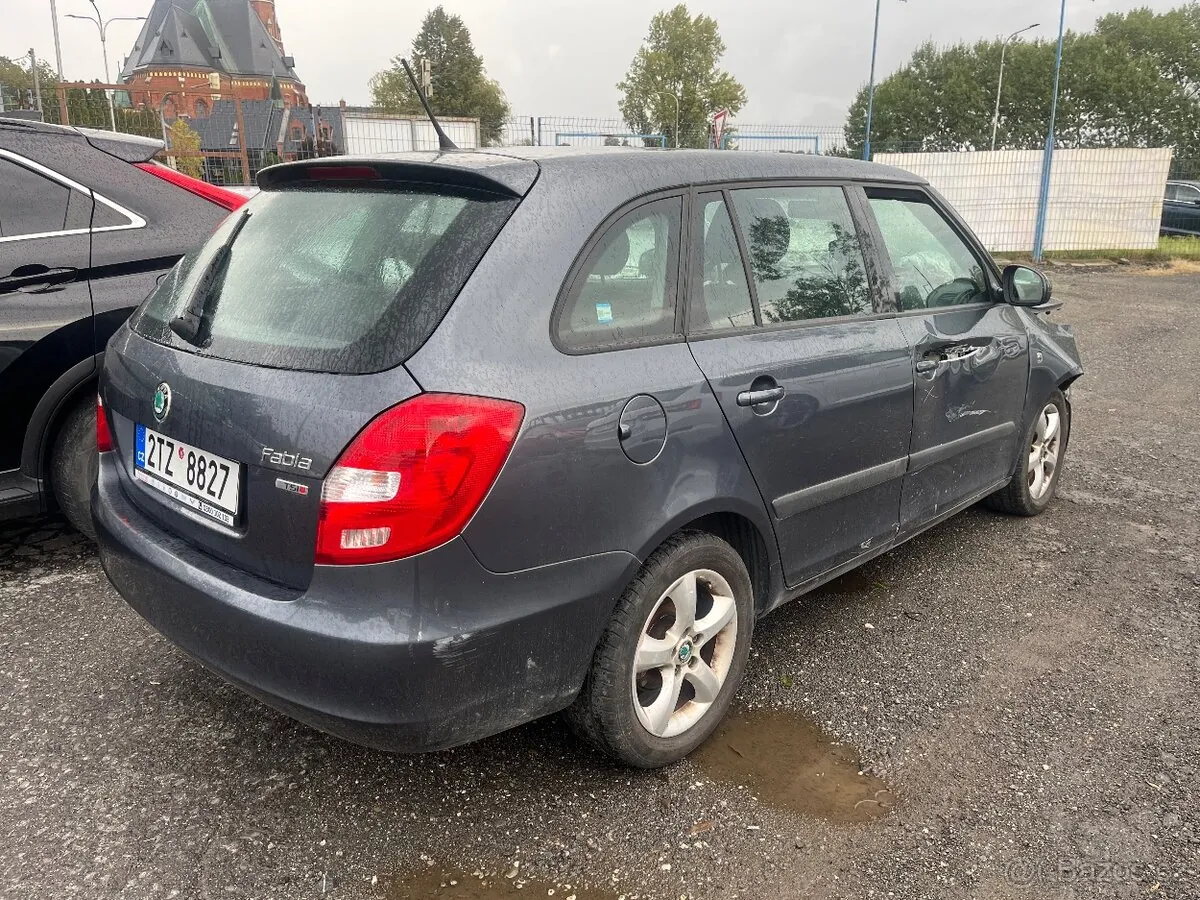 Skoda Fabia 2011 photo 3