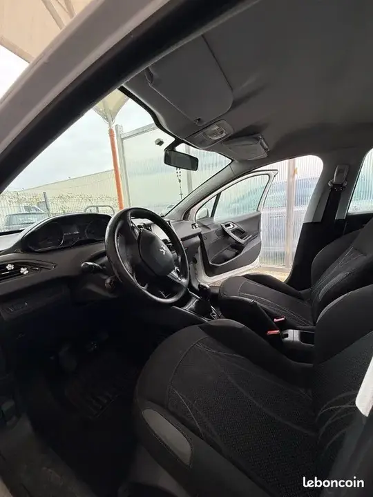 Peugeot 208 2012 photo 5