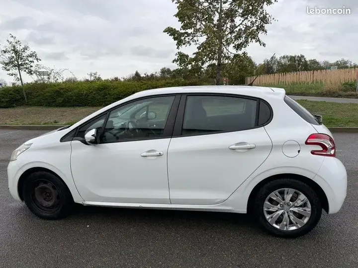 Peugeot 208 2012 photo 3