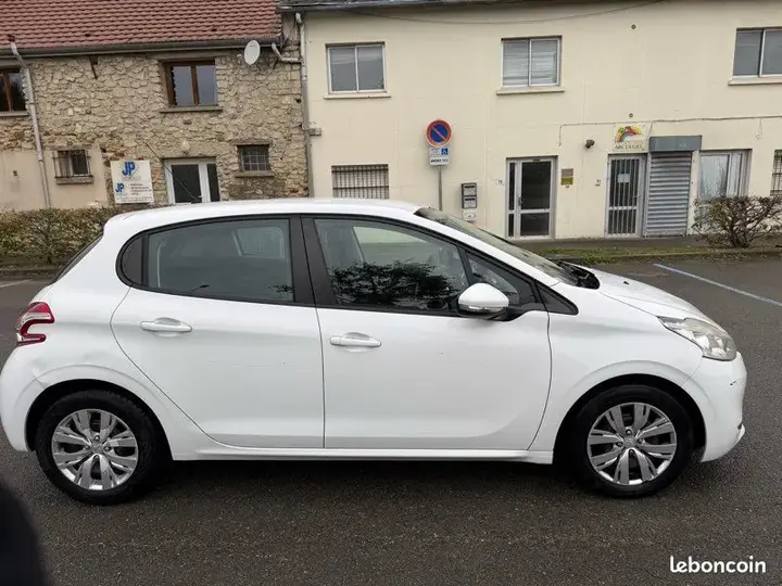 Peugeot 208 2012 photo 2
