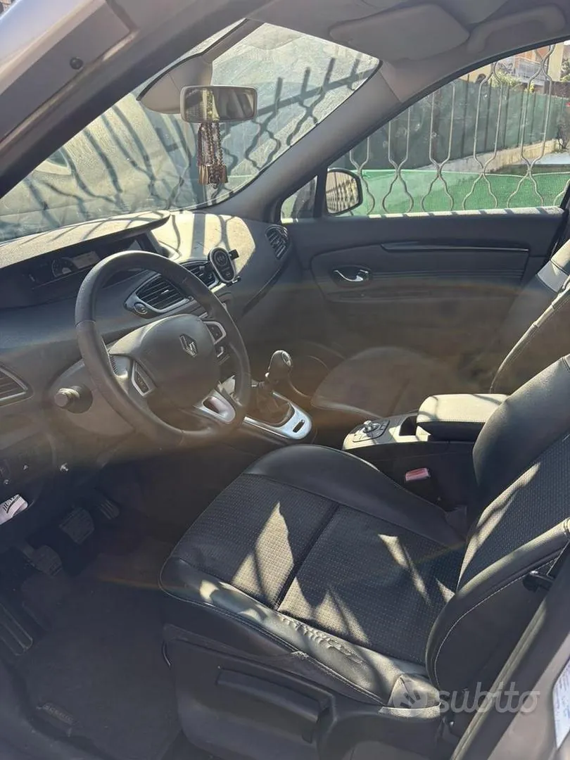 Renault Scenic 2012 photo 4