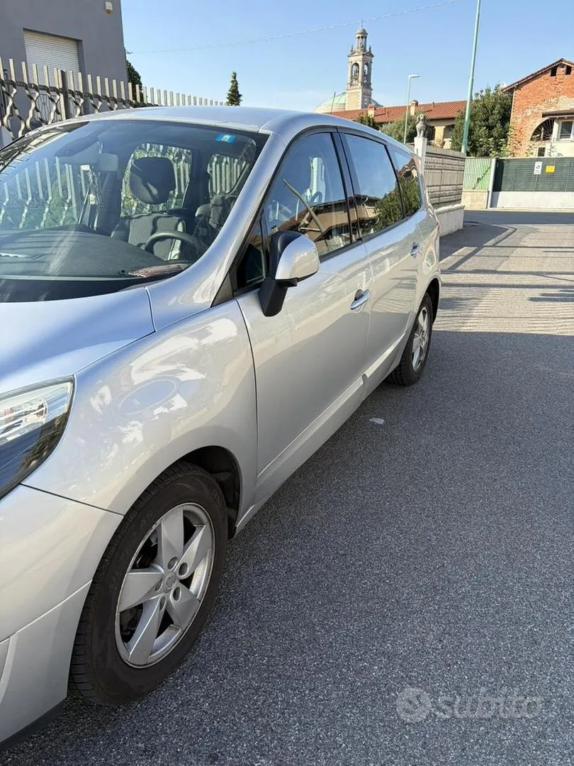 Renault Scenic 2012 photo 2