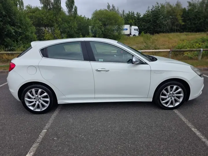 Alfa Romeo Giulietta 2011 photo 2