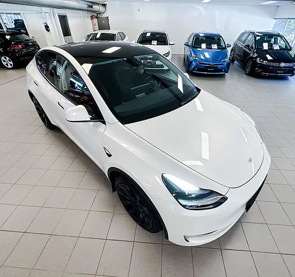 Tesla Model Y 2024 photo 2