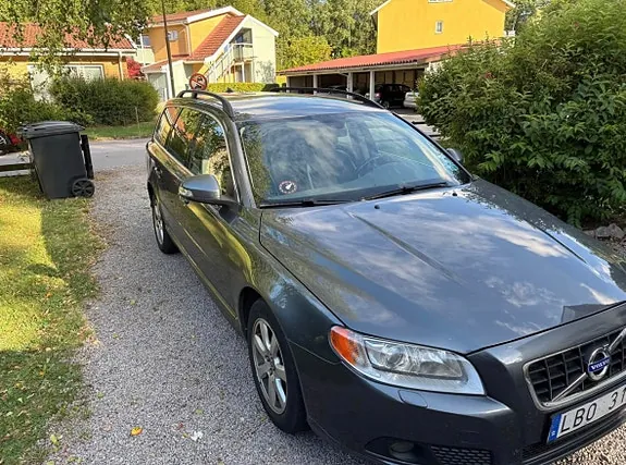 Volvo V70 2011 photo 2