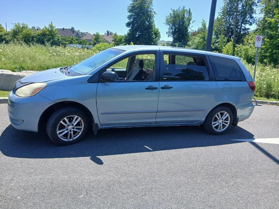 Toyota Sienna 2005 photo 2