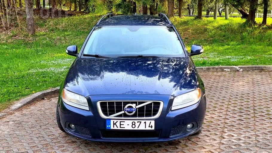 Volvo V70 2010 photo 2