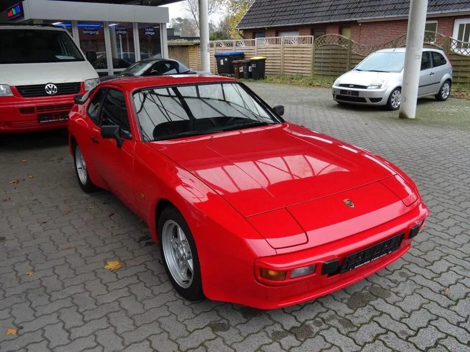 Porsche 944