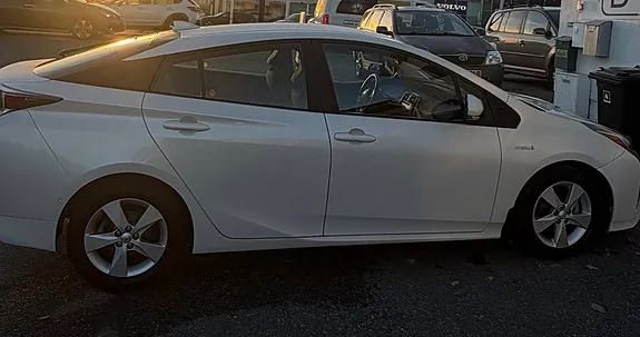 Toyota Prius 2017 photo 2