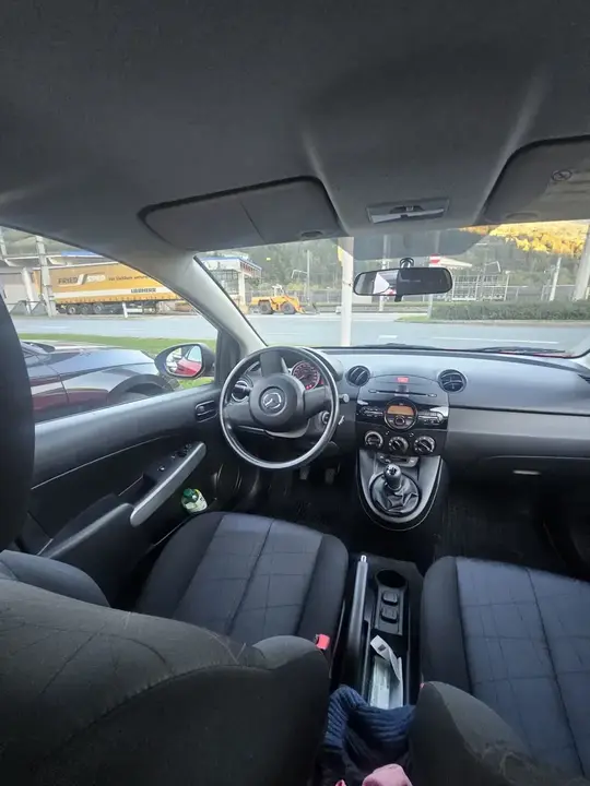 Mazda Mazda2 2012 photo 3