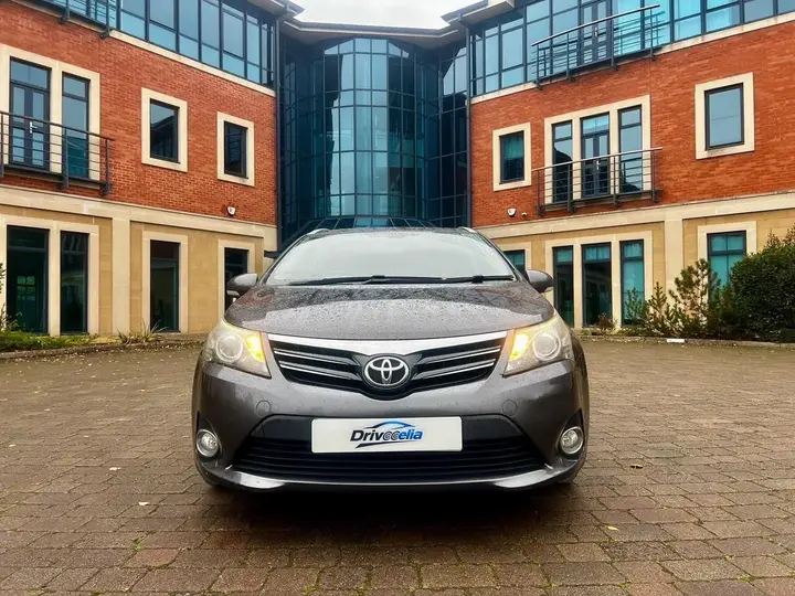 Toyota Avensis 2015 photo 2