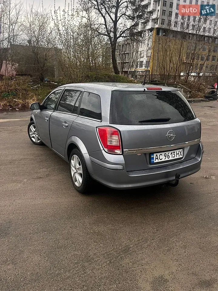 Opel Astra 2010 photo 2